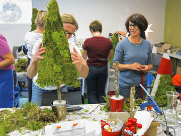 Whrend des Workshops erstellen die Kunden unter Anleitung eines Florist-Profis ihr eigenes geschmcktes Minibumchen mit individuellem Naturmantel aus Holz.