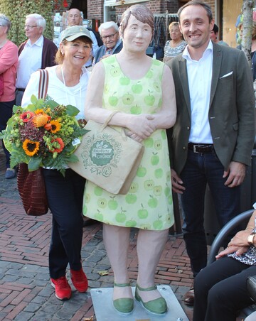 Knstlerin Christel Lechner (l.) und Johannes Kronenberg, Geschftsfhrer Blumen & Pflanzen bei Landgard (r.), freuten sich gemeinsam ber die Enthllung der Alltagsmenschen Lieschen Radieschen (M.), Valentin Florentin und Co. 