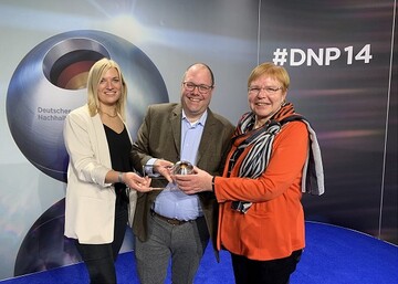 Deutscher Nachhaltigkeitspreis fr die neue EcoLine.
Meike Arndt (links), Karin Schaffer und Heribert Wettels von Gardena nahmen den Preis in Dsseldorf entgegen. 