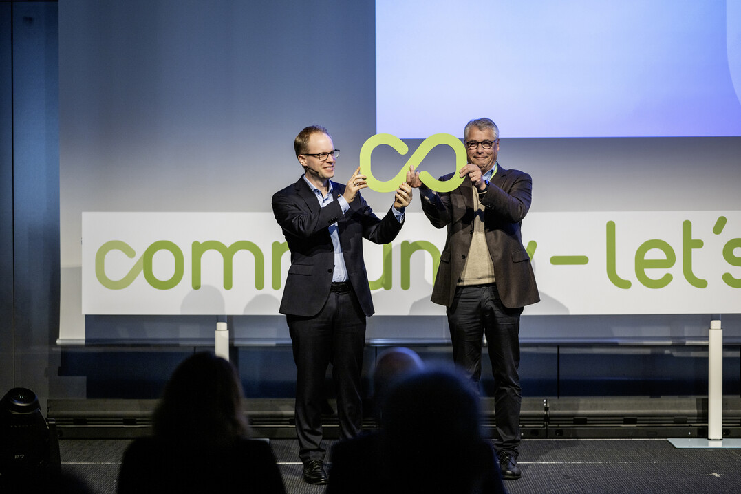 v.l.n.r. Parlamentarischer Staatssekretär Dr. Jens Brandenburg, BMBF und Prof. Dr. Friedrich Hubert Esser, BIBB