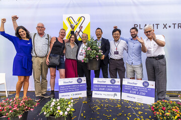 Fleuroselect hat den FleuroStar-Award 2023/24 an Mandevilla Sundaville Double Blush Pink von MNP/Suntory verliehen. Klaas Droog, Sales & License Manager, Francesca Lanzillotta, Marketing & Communications Manager und Erwin Giezen, Head Marketing, Communications & Trade und Kollegen nahmen den Preis aus den Hnden von Karol Pawlak, Prsident von Fleuroselect und Generalsekretrin Ann Jennen entgegen.