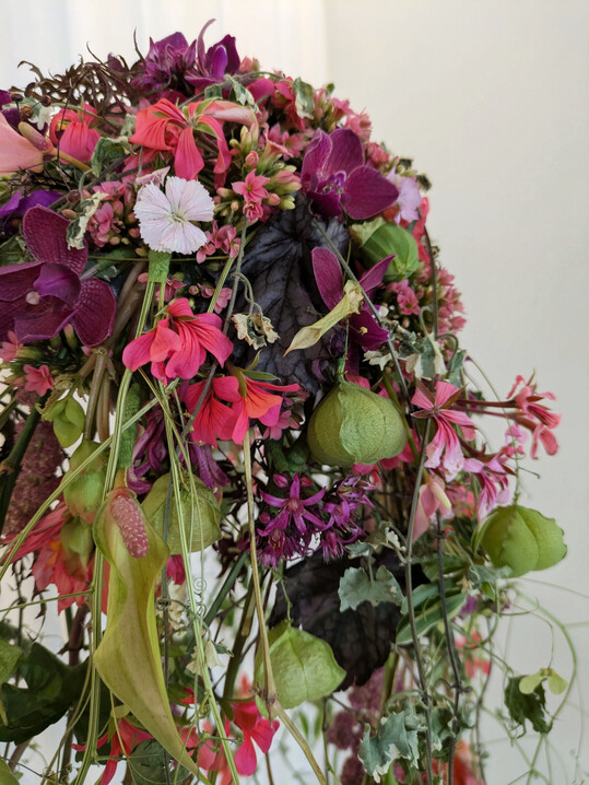 Die tief dunkelroten Blätter des Purpurglöckchens (
<i>Heuchera) </i>
verleihen diesem abfließenden Brautstrauß optische Tiefe.