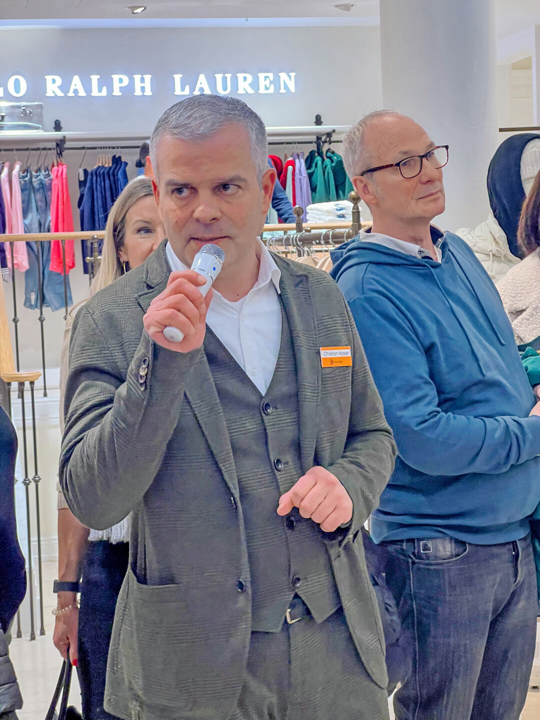 Christian Hasse gewährt interessante Einblicke über alle Stockwerke von Karls Kitchen mit Blick über Stuttgart, eine Espresso-Bar in einem der mittleren Geschosse bis hin zur Champagner-Bar und dem Sansibar im Erdgeschoss, einem Franchise-Konzept, das es so nur in Stuttgart sowie im Breuninger in Düsseldorf gibt.