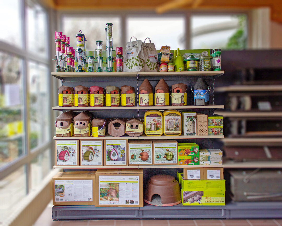 Hochwertige Nistk�sten, Insektenhotels und auch eine Igelkuppel geh�ren zusammen mit Futter und Futters�ulen zum umfassenden Angebot von Schwegler.