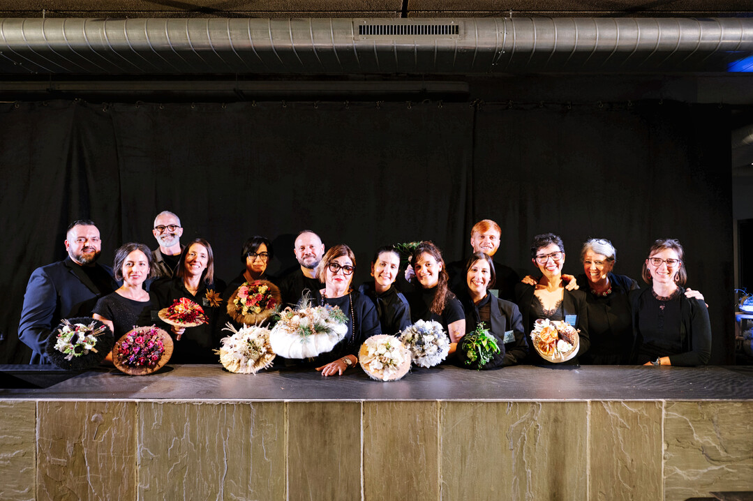 Die diesj�hrige Abschlussklasse des Ausbildungsgangs auf dem zweiten Bildungsweg. 
<b>Annette Gottmann</b>
 (2. v. r.), Leitung der Flower Academy Officina delle Piante, steht links neben ihrer Assistentin 
<b>Paola Caccia</b>
. Floraldesigner 
<b>Klaus Wagener</b>
 (3. v. l.) war Gastflorist der gro�en B�hnenshow.