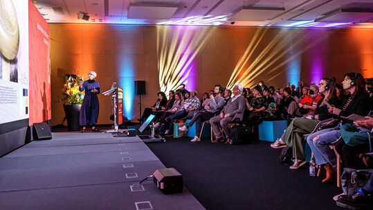 Praxisnahe Vortr�ge lassen sich an allen vier Messetagen in der Conzoom Solutions Academy erleben � Informationen gibt�s online: 
<a href="https://christmasworld.messefrankfurt.com/frankfurt/de/themen-events/events.html#/?q=br%C3%A4mer&day=2026-02-08"  target="_blank" >Eventprogramm</a>