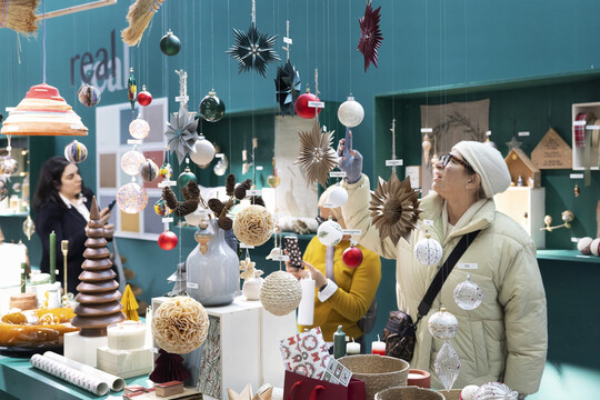 Im Trendareal der Christmasworld im Foyer der Halle 4.1 setzt das Stilbüro bora.herke.palmisano die Christmasworld Trends 26+ mit Produkten der Aussteller in Szene – eine wertvolle Orientierung für die Gestaltung der Verkaufsfläche und die Sortimentsgestaltung.