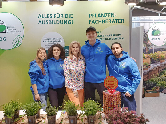 Der Stand des Verbands Deutscher Garten-Center (VDG) in der Galeria, Stand GA-23 ist der zentrale Treffpunkt f�r Gartencenter. Der Verband beteiligt sich erneut an der Nachwuchsaktion �We love Green � Gr�ne Berufe live erleben!�. Am Mittwoch, 28. Januar, 13:30 Uhr findet ein Live-Interview mit Joey Kelly statt, danach um 14 Uhr der offene Netzwerk-�Kaffeeklatsch� mit Austausch bei Kaffee und Kuchen.