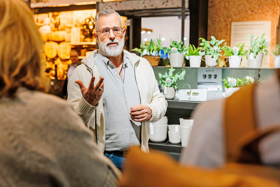 IPM Discovery Center zeigt Romeo Sommers, wie sich Trends am POS umsetzen lassen. Mit ausgew�hlten Produkten der Aussteller schafft er ansprechende Ladenwelten. F�hrungen finden mehrmals am Tag statt. www.ipm-essen.de