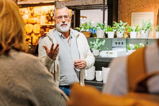 IPM Discovery Center zeigt Romeo Sommers, wie sich Trends am POS umsetzen lassen. Mit ausgew�hlten Produkten der Aussteller schafft er ansprechende Ladenwelten. F�hrungen finden mehrmals am Tag statt. www.ipm-essen.de
