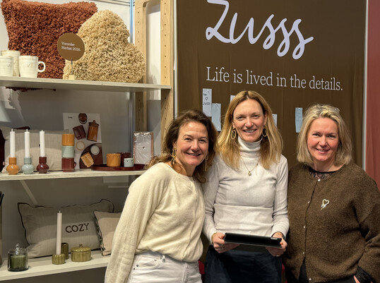 Vollst�ndige Lifestyle-Marke: Mireille van der Sprong und ihre Kolleginnen pr�sentierten im Januar erstmals die Marke Zusss auf einer deutschen Messe. Das Portfolio reicht von Mode �ber modische Accessoires bis hin zu Wohntextilien und Serien f�r den gedeckten Tisch. 
<a href="https://www.zusss.nl"  target="_blank" >www.zusss.nl</a>