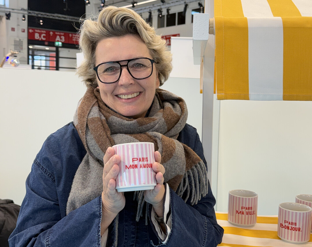 Bonjour: Simone C. Stemmann lebt mit ihrem Label Flair.ieur ihre Liebe zur Stadt Paris vollends aus. Mit ihren Porzellanbechern im fr�hlichen Streifenlook war sie erstmals auf einer Messe pr�sent. 
<a href="https://www.flairieur.com"  target="_blank" >www.flairieur.com</a>