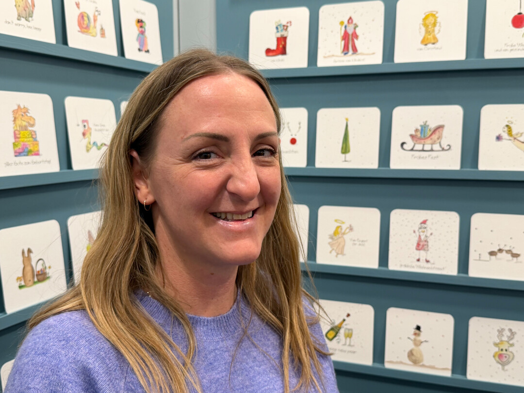 115 Aquarellmotive: Die K�nstlerin Sandra Zeggl aus Hall in Tirol war mit Tassen, Karten und Geschenkideen erstmals auf einer Ordermesse pr�sent und freute sich �ber die positive Resonanz auf ihren Illustrationsstil. 
<a href="https://www.farbenreich.co.at"  target="_blank" >www.farbenreich.co.at</a>