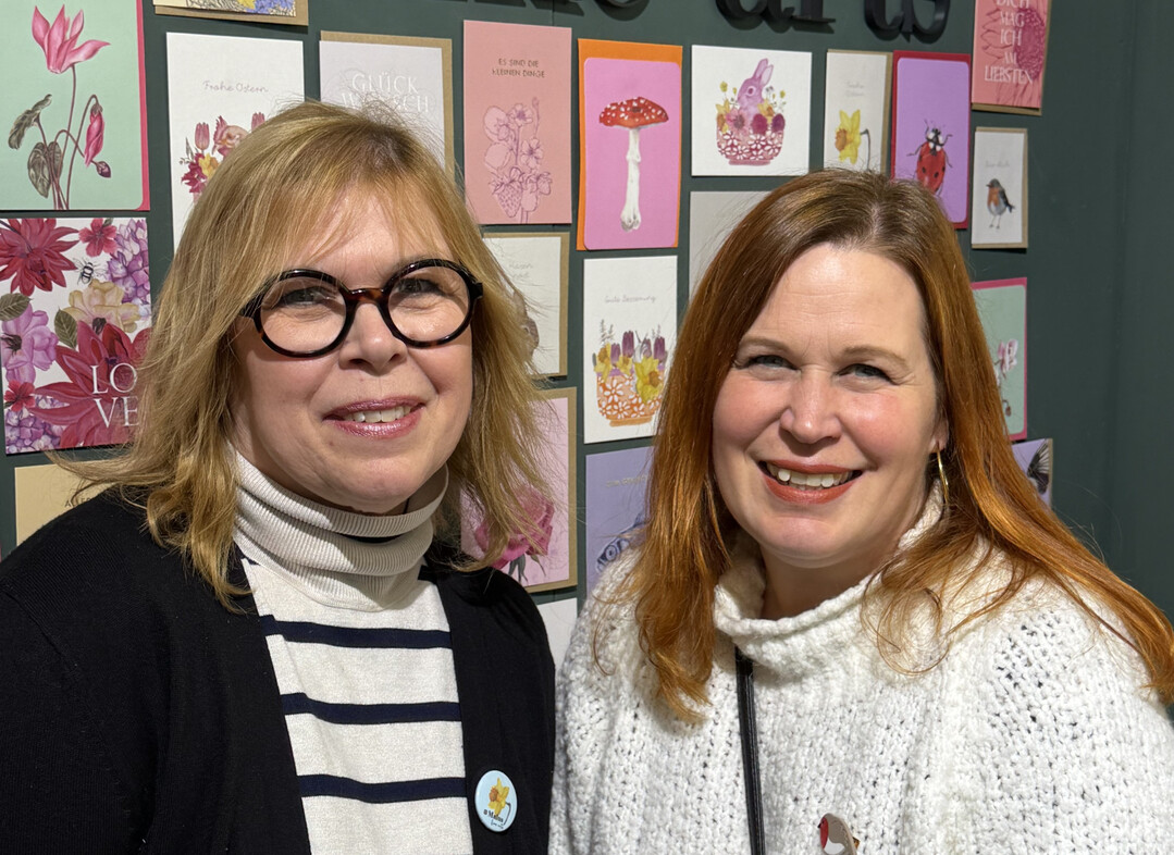 Von Floristen f�r Floristen: Nicole Wollanka und ihre Schwester Sanne vom Kartenlabel Malus fine arts brachten H�hner, Hasen und zarte Bl�ten auf Anh�ngern, Klappkarten und ganz neu � in Holzschliffvarianten � mit nach M�nchen. Instagram: 
<a href="https://www.instagram.com/malus_fine_arts/"  target="_blank" >@malus_fine_arts</a>