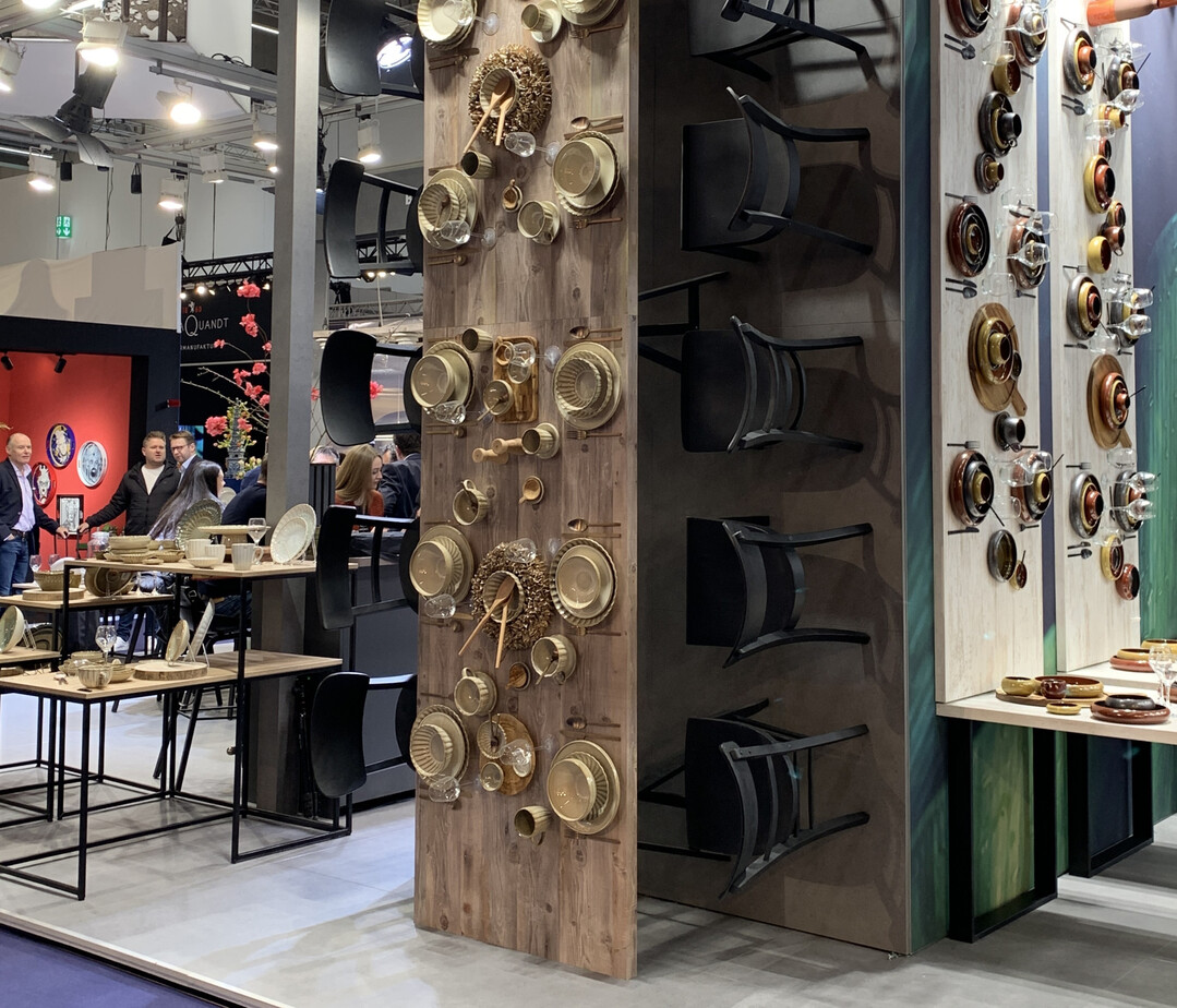Hoch hinaus: 
<a href="https://www.cosy-trendy.eu/de_de"  target="_blank" >Cosy & Trendy</a>
, Billiet Group, Belgien, inszenierte den gedeckten Tisch in bewhrter Weise als raumhohen Blickfang.