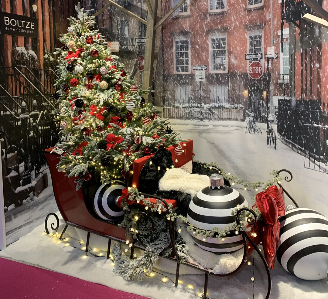 Christmas in Manhattan bei 
<a href="https://www.boltze.com/"  target="_blank" >Boltze</a>
, Braak: Der groe Dekoschlitten vor der New-York-Tapete wirkte wie von Santa Claus nur mal kurz abgestellt. 