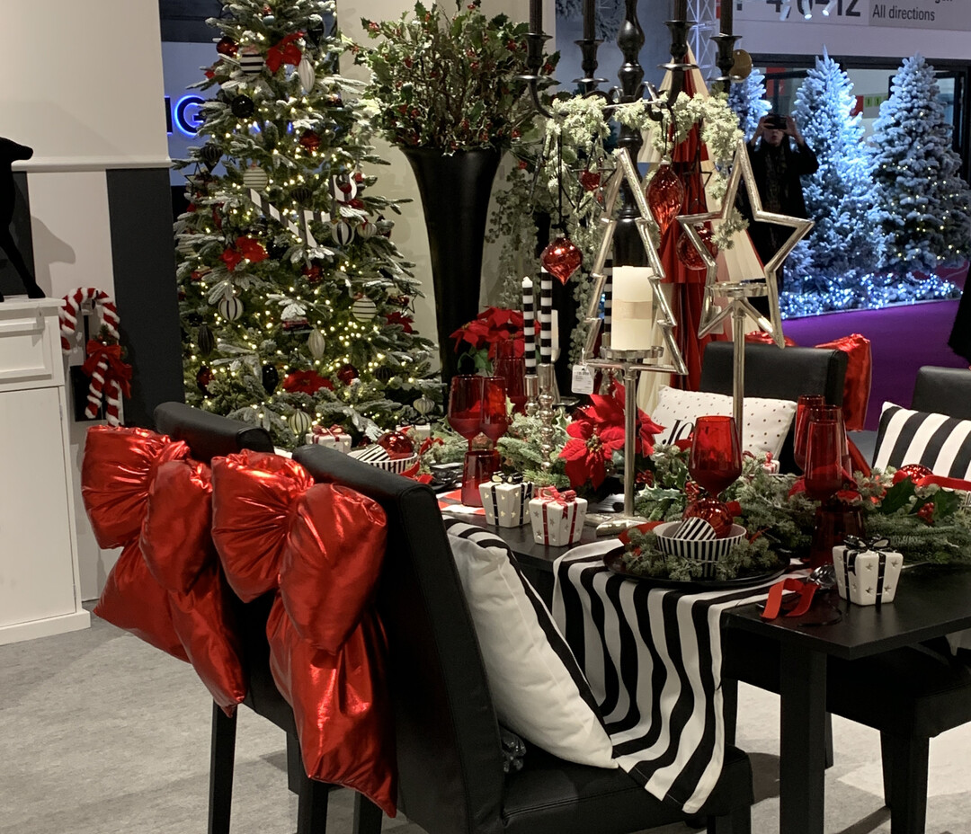 Konsequent: Das diesjhrige 
<a href="https://www.boltze.com/"  target="_blank" >Boltze</a>
-Thema Christmas in Manhattan zog sich in Schwarz-Wei-Rot bis an die gedeckte Festtafel. 