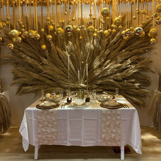 ppiges Gold: Die festlich gedeckte Tafel bei 
<a href="https://www.koopmanint.com/de/kollektion/"  target="_blank" >Koopmann International </a>
war dank der Kombination von natrlichen Trockenmaterialien, viel Wei und ppigem Gold ein echter Blickfang. 