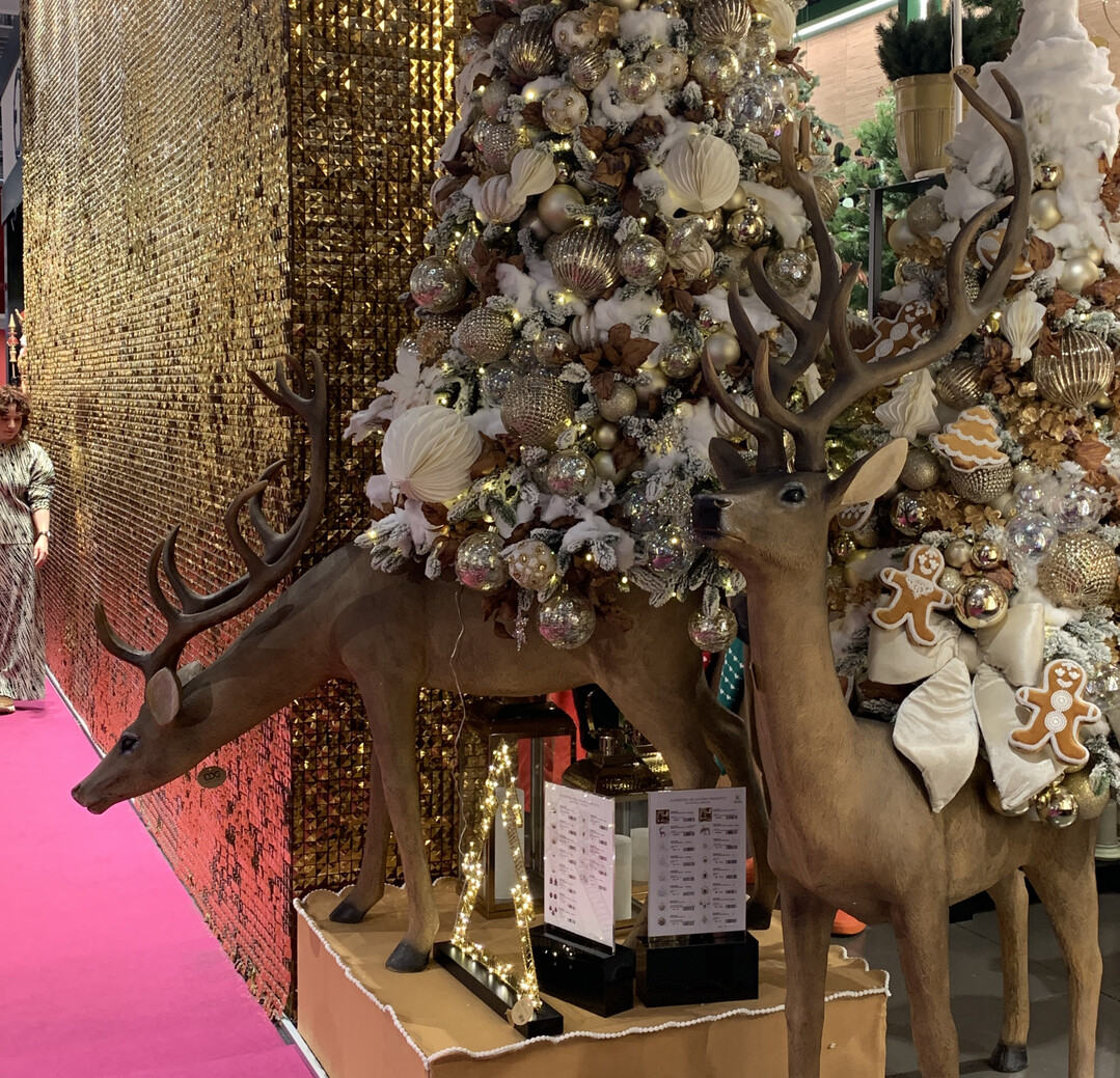 Huckepack: Statt der klassischen Christbaumstnder durften am Stand von 
<a href="https://www.edg.it/de"  target="_blank" >EDG</a>
, Venedig/Italien, Hirsche die geschmckten Christbume auf den Rcken nehmen.