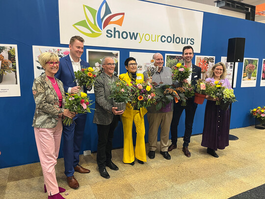 Im Namen der IPM-Organisation überreichte Eva Kähler-Theuerkauf (l.) den Preis am Stand von BIZZ Holland. Platz 1 ging an Roses Forever, auf Platz 2 landete die Cherry-Tomate Pick-&-Joy von Vreugdenhil Young Plants aus den Niederlanden. Platz 3 vergab die Jury an Baily Nurseries International für die Hydrangea macrophylla ’Bailmacseven’.