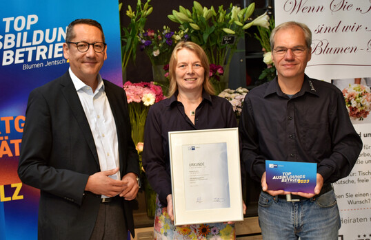 Birte und Kai Jentsch (r.) wurden 2023 für die Ausbildungserfolge von der IHK Lübeck ausgezeichnet.