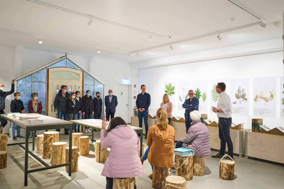 v. l. n. r. / 1. Reihe (vor den Ausstellungsvitrinen): Alexander Kremer, Geschftsfhrer Garten-Center Kremer GmbH, Kathrin Michler, Biologiefachschaft des Gymnasiums der Stadt Lennestadt, Prof. Philipp Teufel, knstlerischer Leiter des Gartenmuseums, Tobias Puspas, Brgermeister der Stadt Lennestadt

  