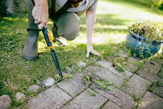 Fiskars bietet eine Vielzahl von Werkzeugköpfen für jede Gartensaison an, wie hier der Unkrautstecher.