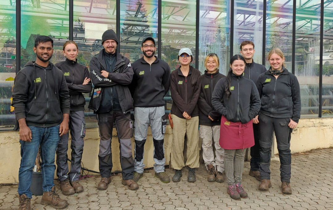 Azubis aus der ganzen Welt lernen bei Blumen Schwarz das Gärtner- oder Floristenhandwerk