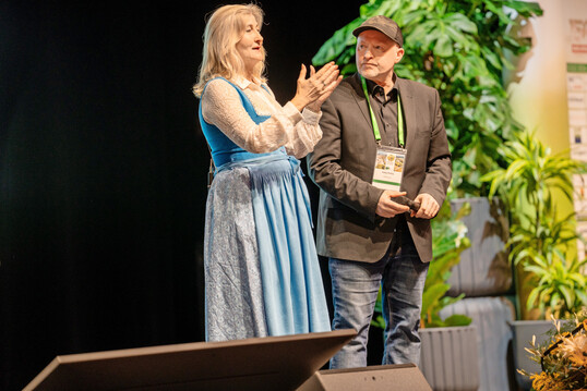 Martina Mensing-Meckelburg zusammen mit Joey Kelly, der als Keynote-Speaker vom VDG gewonnen wurde.