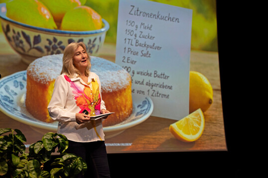 Zitronen, die einem das Leben manchmal schenkt, führten durch die VDG-Wintertagung 2026 in Ingolstadt. Der kreative Umgang damit versüßt so manche Lebenssituation, beispielsweise in Form eines leckeren Kuchens.