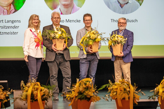 (v.l.) Martina Mensing-Meckelburg gratuliert Norbert Langens, Heiko Mencke und Thomas Busch zur Wiederwahl 