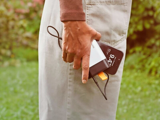 Die kompakten Fiskars-Akkus lassen sich dank integrierter Powerbank-Funktion auch zum Laden von Smartphones oder Tablets einsetzen.