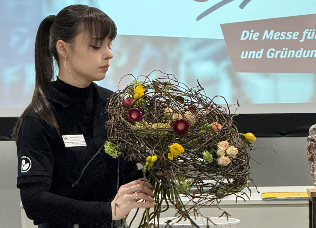 Auszubildende des 3. Lehrjahres zeigten vor gro�em Publikum ihr handwerkliches K�nnen beim Str�u�ebinden.