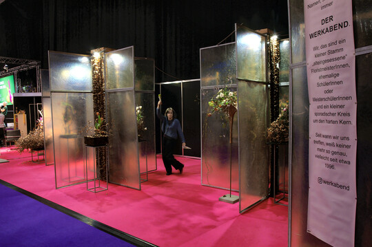 Transparente Trennw�nde gliederten die Ausstellungsfl�che und schufen einen ruhigen Hintergrund, vor dem die floristischen Arbeiten aus unterschiedlichen Perspektiven erlebbar wurden.