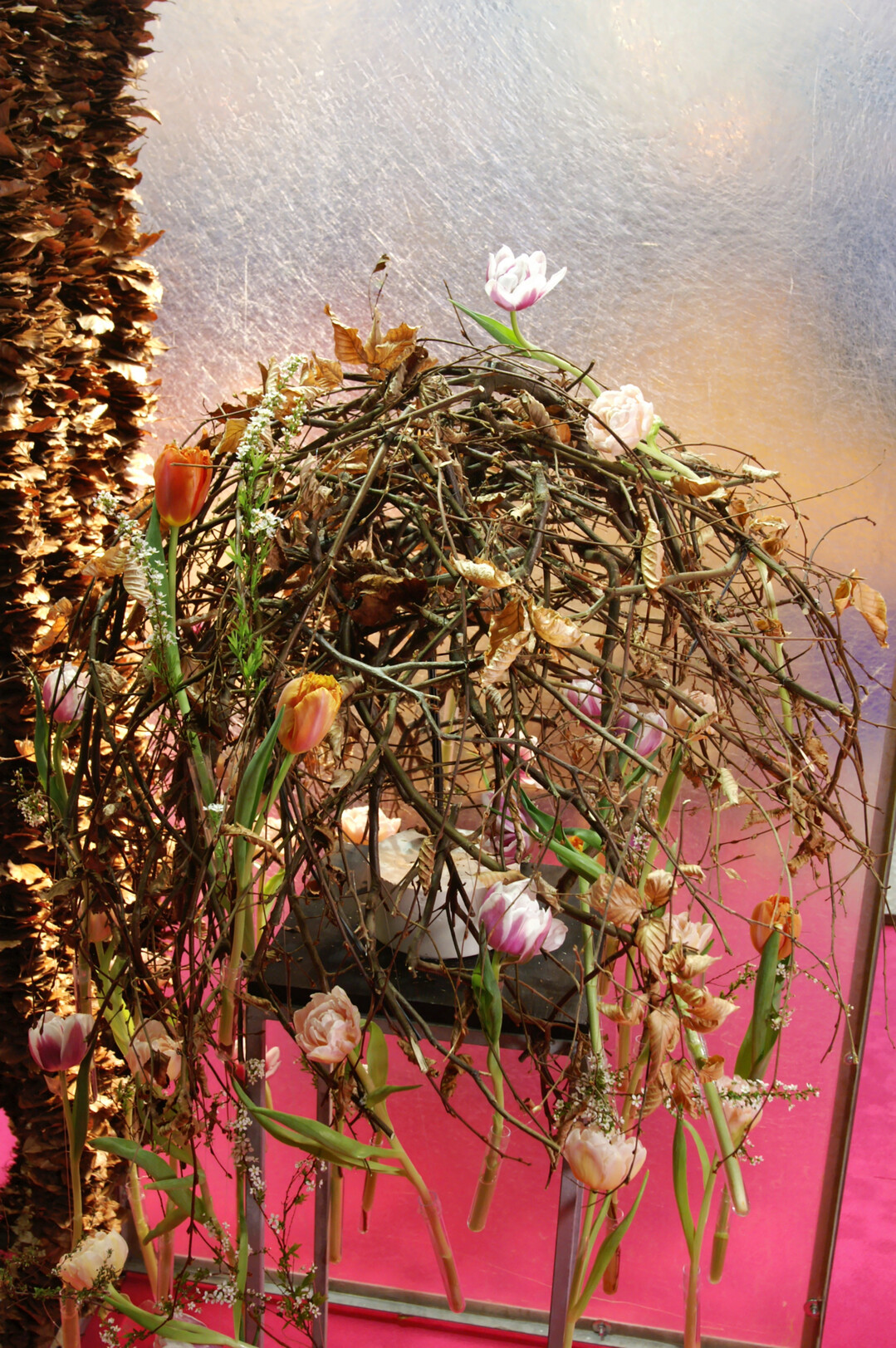 Sophie Brodkorb fertigte eine gro�z�gige, kuppelf�rmige Grundform aus Ge�st.
Daran durften die �Tulipan� ihren Tanz auff�hren.