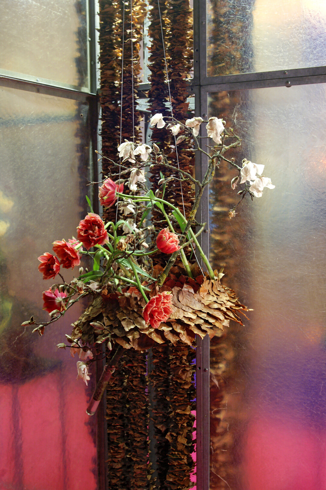 Reinhold Pause fertigte einen Ring aus aneinandergeklebten Bl�ttern, der h�ngend pr�sentiert wurde. Und so schwebte er, gemeinsam mit den Magnolienzweigen und den p�onienbl�tigen Tulpen, frei im Raum. 