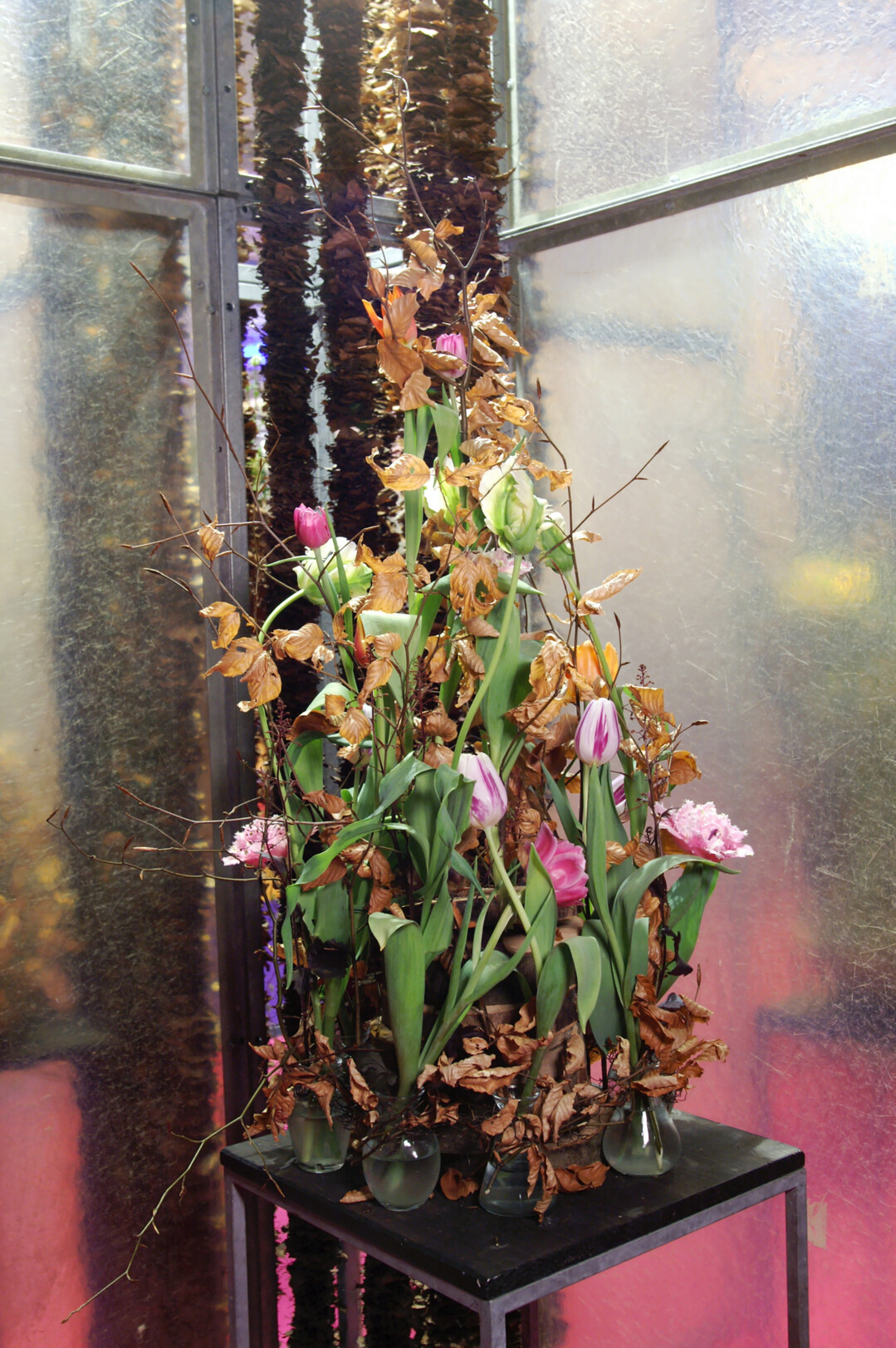 Anne Steinbr�ck arrangierte verschiedene Tulpensorten eher dekorativ-�ppig um einen Stapel aus Holzscheiben.