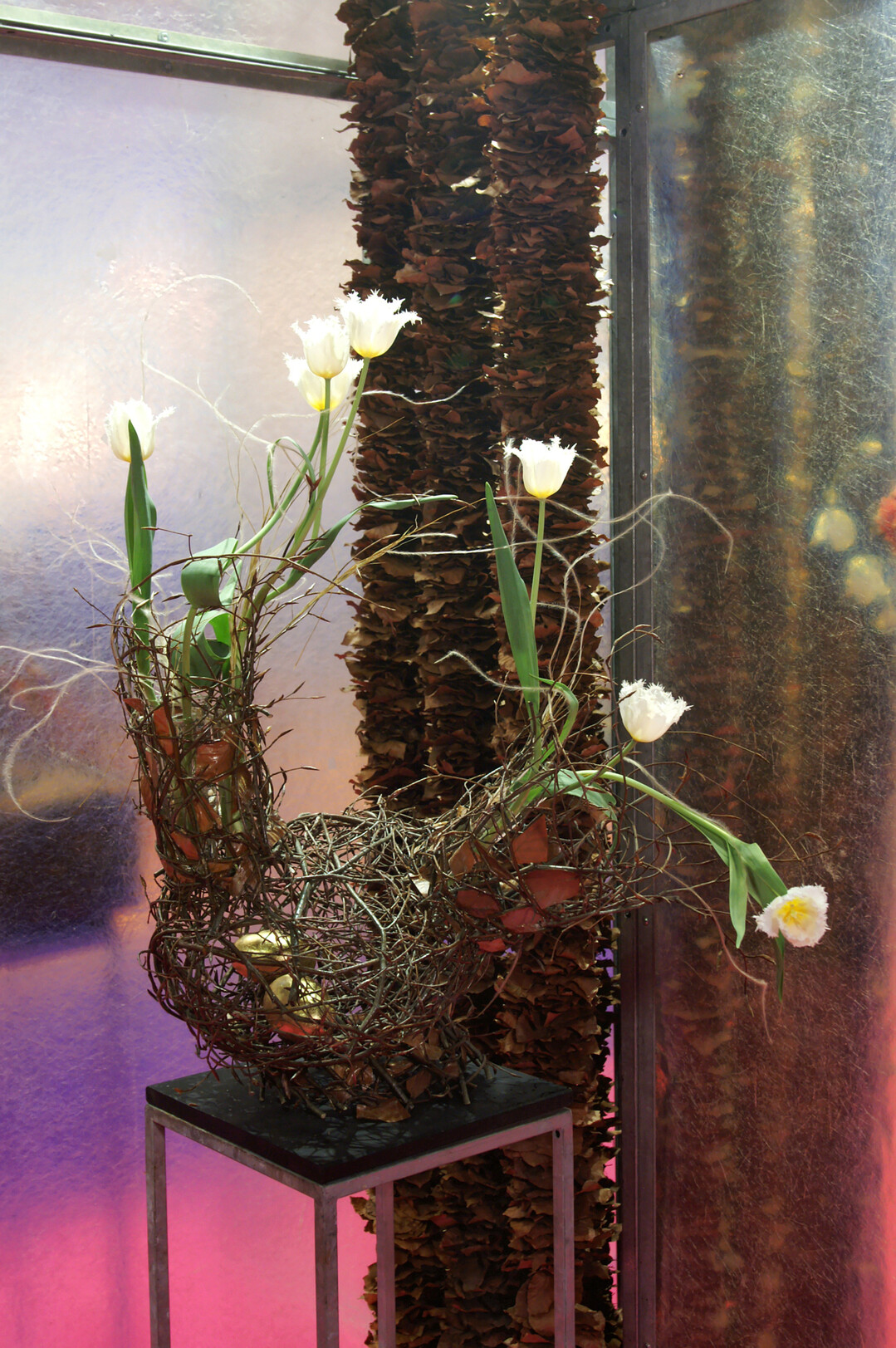 �Wenn es gackern k�nnte �� � tats�chlich dachte Julia Hentschel an ein Huhn und formte diese lustige florale Skulptur. Im Inneren gab es goldene Eier zu entdecken.