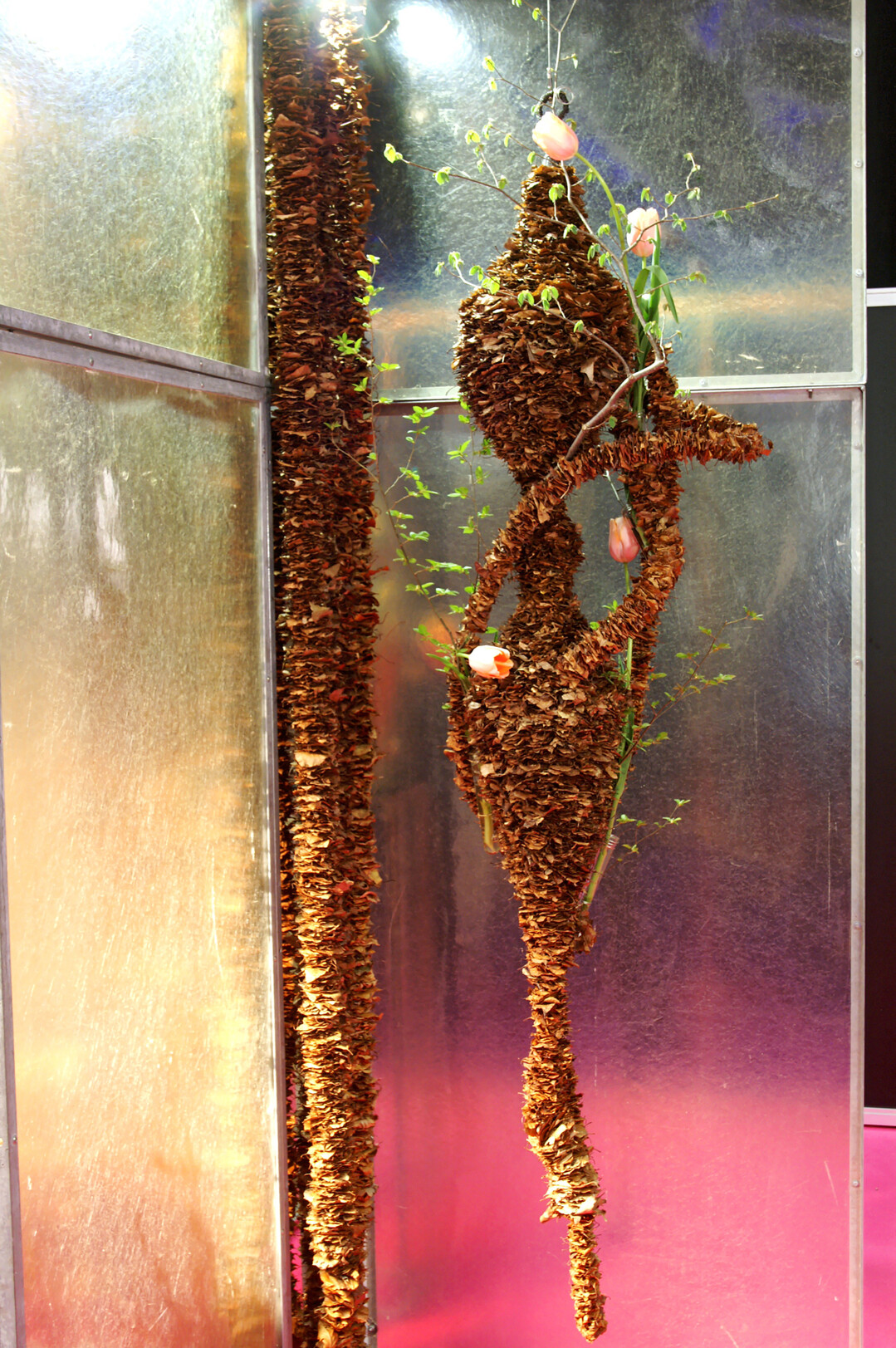 �Buchen-Bl�tter-Figurine� von Torsten Meiner�� auch als Mobile oder Lampe kann dieses florale Objekt genutzt werden. Hier wurde geklebt, gef�delt, verkn�pft und verschlungen.