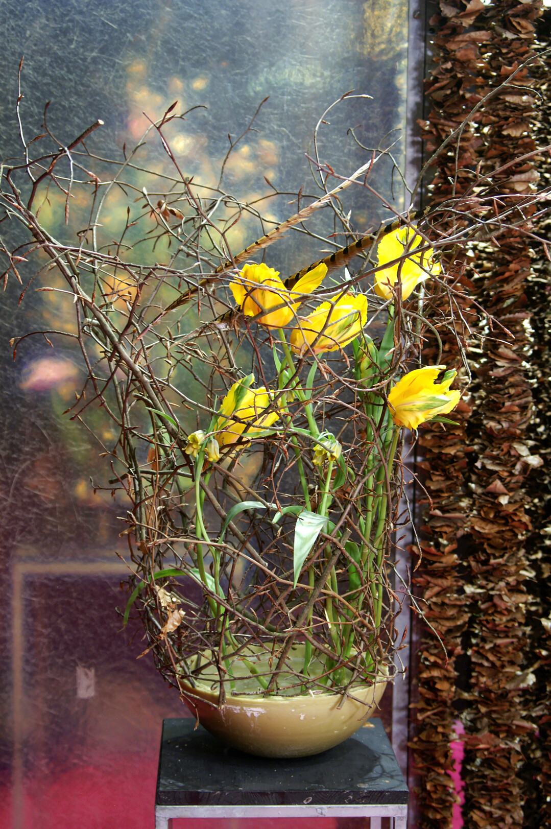 Bei diesem Werkst�ck von Anja Schneider hat ein bizarres Gef�ge aus Buchenzweigen seinen Ursprung in einer Schale aus Wachs. 