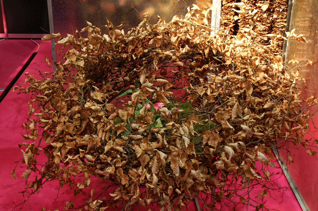 In dieser Gestaltung zeigt sich ein spannendes Mengenverh�ltnis von trockenen und frischen Floralien. Doch die Tulpen f�hlen sich in diesem gekn�pften Nest von Silke K�hne sichtlich geborgen.