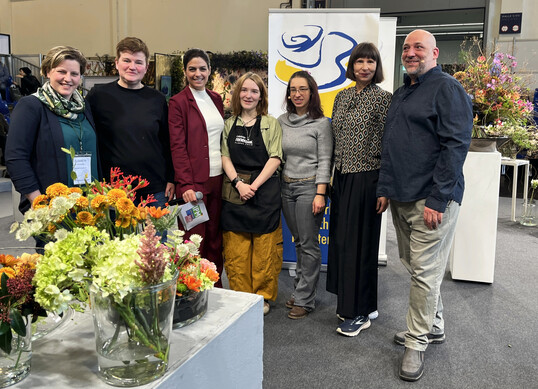 Mit gro�em Engagement und viel Herzblut sorgte das FDF-Team rund um Elisabeth Schoenemann (l.) daf�r, dass die Halle 5 rund um die IPM Flower Stage zum floristischen Mittelpunkt der IPM wurde.