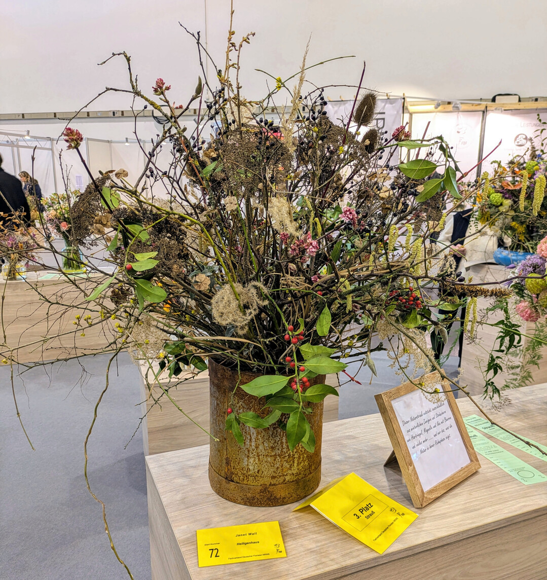 Nur das, was die Natur in ihrer Ruhephase zeigt: Der Strau� von Janet Wall besteht ausschlie�lich aus winterlichen Zweigen wie Hartriegel, Magnolie und Ilex etc. Sie erreichte damit den 3. Platz unter den Str�u�en. 