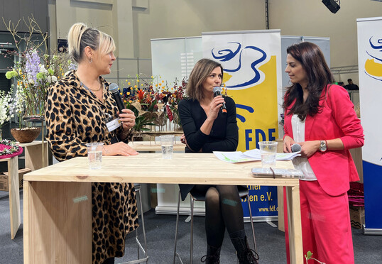 Die Ekaflor und der FDF organisierten spannende Talks zu Themen, die die Betriebe in der Praxis bewegen. Beim FDF-Talk ging es um die Kontroverse station�r versus digital. Victoria Salomon von The World of natural Beauties und Rieke Rahlfes von Milles Fleurs diskutierten �ber die Vor- und Nachteile als Gesch�ftsinhaberin und Auftragsfloristin mit Werkstatt und Eventlocation.