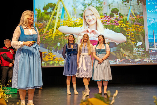 Drei Buskapit�ninnen stellten sich bereits vor. Sie freuen sich auf die Kongressbegleitung der internationalen G�ste.