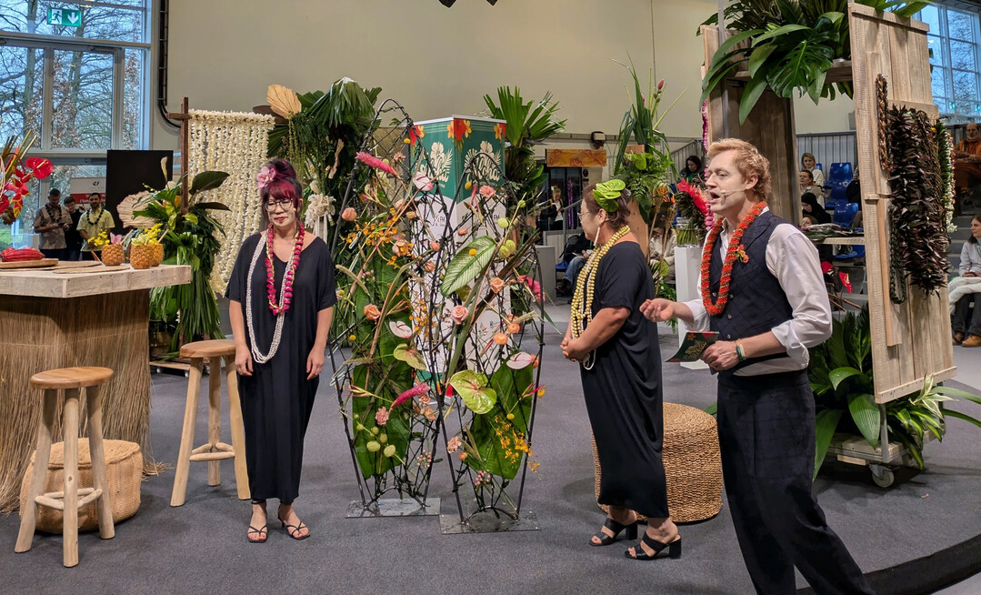 Florale �Surfbretter�: Die Metallrahmen bespannten die Floraldesignerinnen mit Kordeln aus Palmbl�ttern. Die Bl�ten stecken in Reagenzgl�sern. Surfen oder Wellenreiten hat seinen Ursprung in der S�dsee, wo es sich durch die Reisen der�Polynesier�verbreitete.