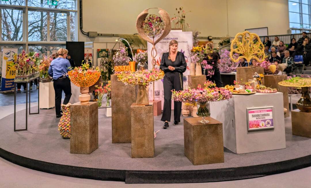 Die floristische Handschrift der drei Floristinnen ist sehr unterschiedlich. Jede hatte ihren eigenen Bereich auf der B�hne. Hier ist der von Hanneke Frankema zu sehen. 