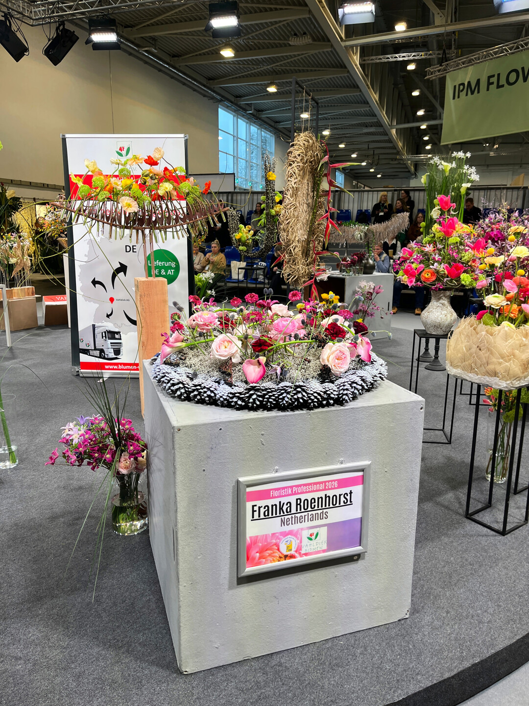 Franka Roenhorst lie� Bl�ten aus einer winterlich anmutenden Unterlage erwachsen. 