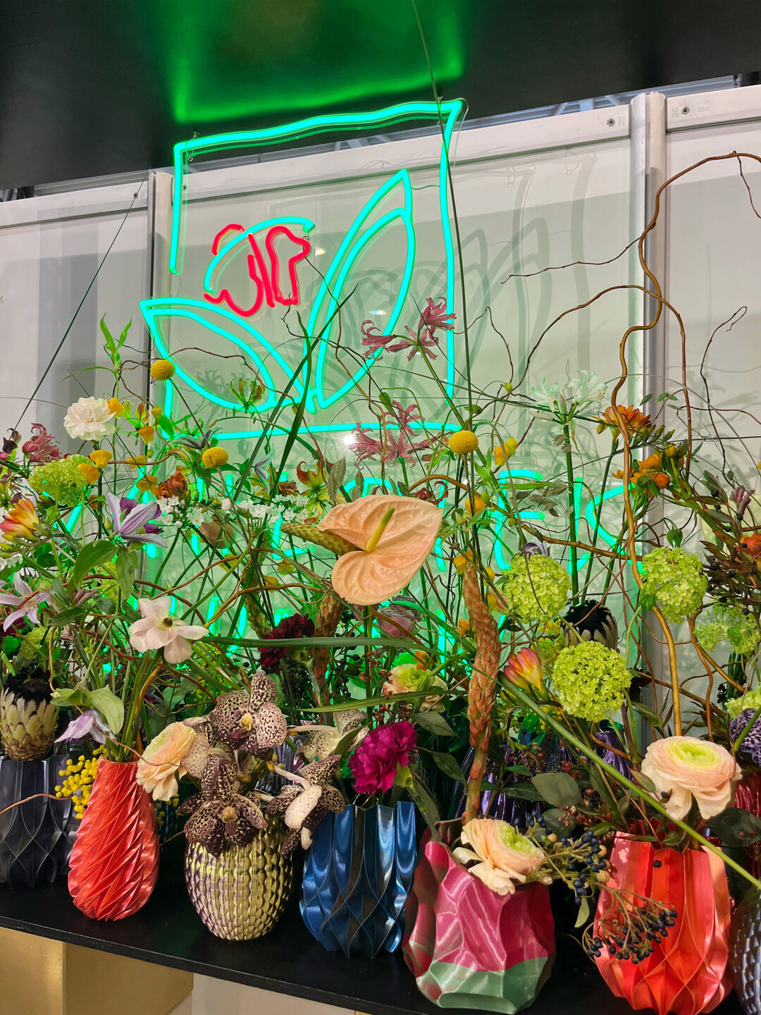 Floral gef�llte Vasen aus dem 3D-Drucker vor dem Logo des Sponsors, Vahldiek.  