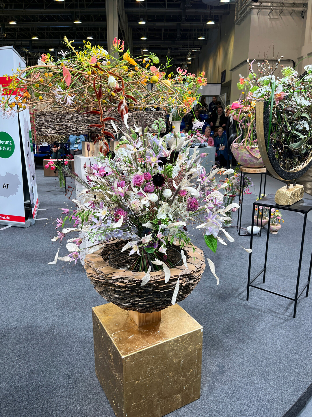 Der goldene Sockel und die selbstgemachte Schale verleihen dem filigranen Strau� einen w�rdigen Auftritt. 